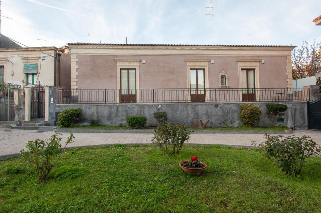 Апарт отель Mori Siciliani House Ачи Костелло Экстерьер фото