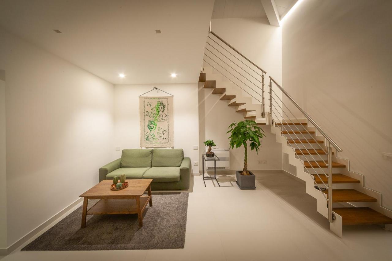 Апарт отель Mori Siciliani House Ачи Костелло Экстерьер фото